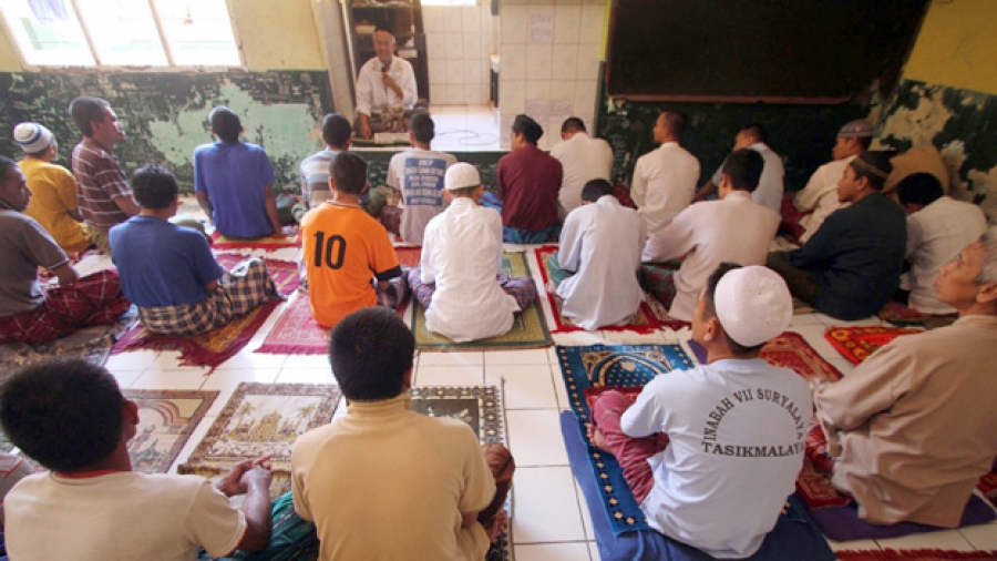 Suasana kegiatan salat Jumat para pecandu narkoba dan kelainan perilaku di Inabah 7 Pesantren Suralaya, Tasikmalaya, Jumat (25/03/2016).--Foto: Imam Husein/Jawa Pos