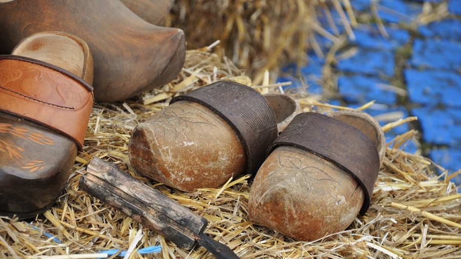 sepatu kayu